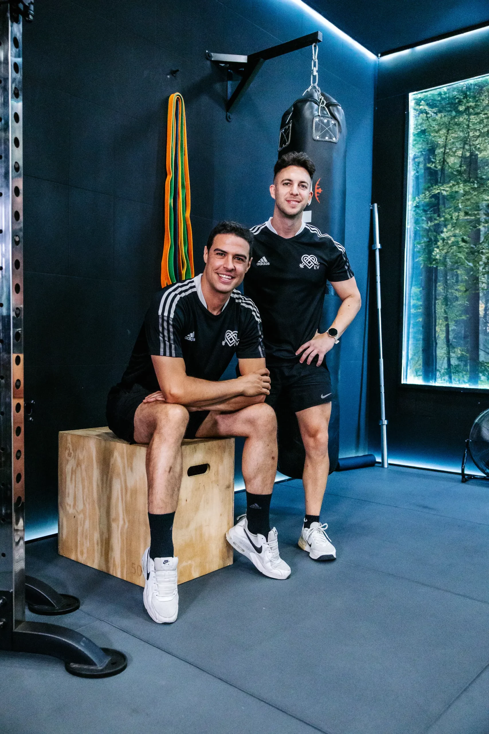 Entrenador personal guiando una sesión de entrenamiento personalizado en Madrid-Barajas
